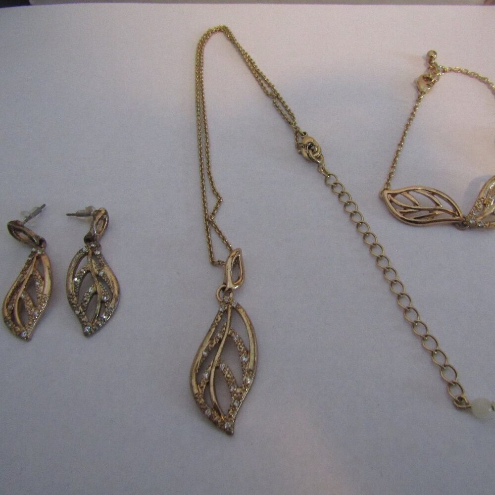 2014 AVON 3 Piece Matching Set GLIMMERING LEAVES Necklace Earrings Bracelet +Box